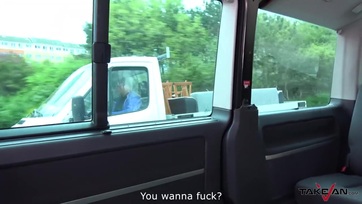 Szőkehajú tanár néni a furgonban szexel egy diákjával Thumb