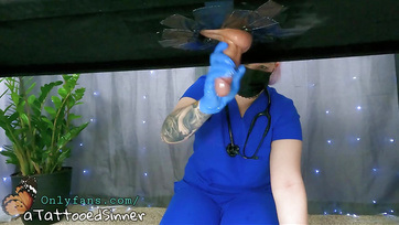 Megfejte a krapek álló répáját a szakavatott milf kórházi ápolónő Thumb