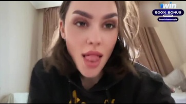 Rutinosan megszökdelte a kukit a vadító gimis sunci mielőtt szétejakulálták a popsikáját Thumb