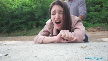 Az iszonyúan tündibündi kollégista lány a természetben kapta be az utca ügynök jó nagy péniszét Thumb