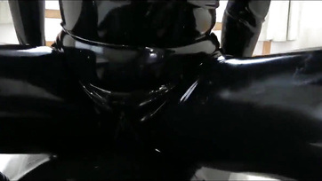 Egy kéjsóvár ázsiából származó pipi aki szereti latex szerkóban megtömetni a zamatos vagináját Thumb
