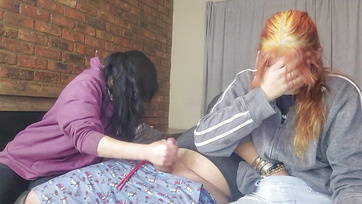 A kettő félős tini ribi váltakozva rángatta meg a mostohabátyusa répáját Thumb