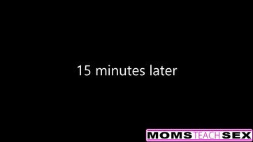 A mázlista fiúcska közvetlenül a betoncicis mostohaanyukája után megkefélte a mostohahúgát is Thumb