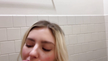 Egy idegen srác megdugott a kocsma retyóján és egy fergetegeset sprickolt az arcocskámra Thumb