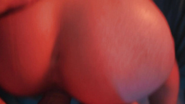 A szobatársa fütykösét cumikázta a bajor tini leányzó mialatt a lezbikus barinőcskéje strapon műpélóval farkalta a likát Thumb