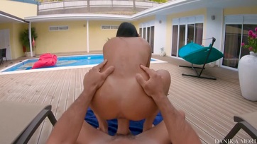 Teljesen beindultam a kurvás barátnőmet fürkészve a medencénél, egyszóval rácsüccsentettem a brokimra Thumb